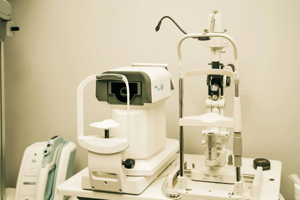 a microscope sitting on top of a table next to a machine
